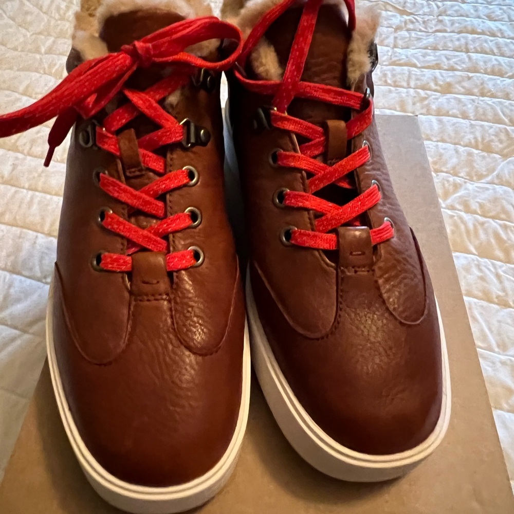 Clarks womans Red and Brown Fur-Lined Sneakers with extra brown laces included - Picture 3 of 10